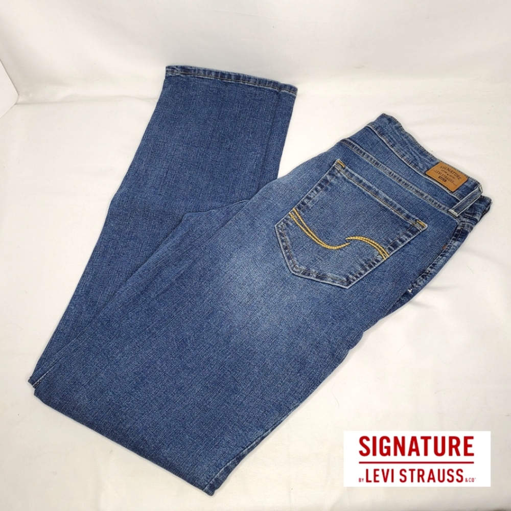 Levi's Signature Gold Mid Rise Straight Leg Jeans